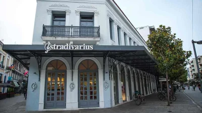 Πανζουρλισμός στα Stradivarius με το τοπ που δένει στον λαιμό - Βγαίνει σε 4 χρώματα