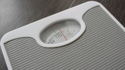 Για να ξεφουσκώσει η κοιλίτσα σου και να χάσεις κιλά: Σπιτικό ρόφημα με μέλι, κανέλα και...