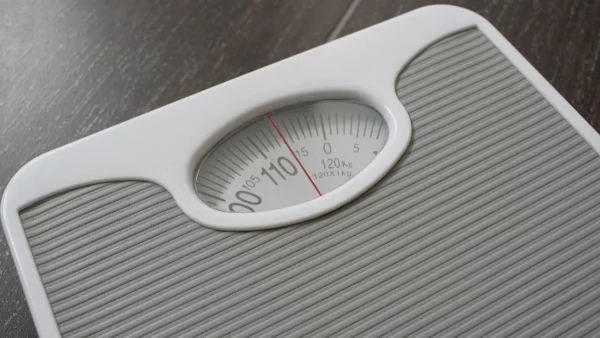 Για να ξεφουσκώσει η κοιλίτσα σου και να χάσεις κιλά: Σπιτικό ρόφημα με μέλι, κανέλα και...