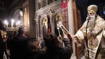 Πάσχα 2022: Εντυπωσιακές φωτογραφίες -  Με πυροτεχνήματα υποδέχτηκε την Ανάσταση η Αθήνα και ο Πειραιάς