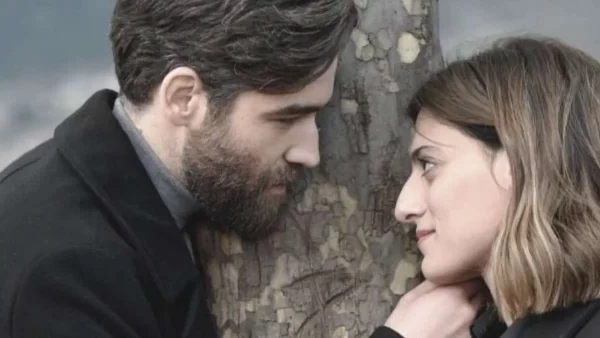 Σασμός: «Μηδέν χημεία» - Το Twitter σχολιάζει το βιαστικό φιλί της Αργυρώς και του Σταύρου