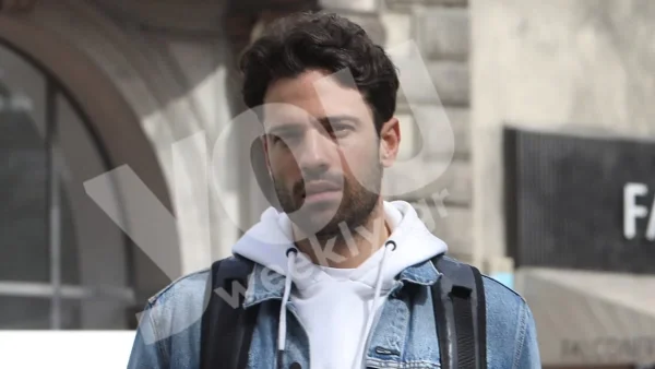 Χαλαρός και άνετος με αθλητικό look - Τράβηξε όλα τα βλέμματα ο Αργυρός στο κέντρο της Αθήνας