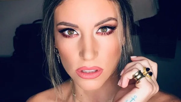 Χωρίς ίχνος μακιγιάζ και φίλτρου - Το πραγματικό πρόσωπο της Αθηνάς Οικονομάκου