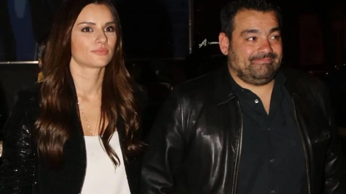 Λάμπει στο πλευρό του - Σπάνια εμφάνιση της Ελένης Τσολάκη με τον σύζυγό της