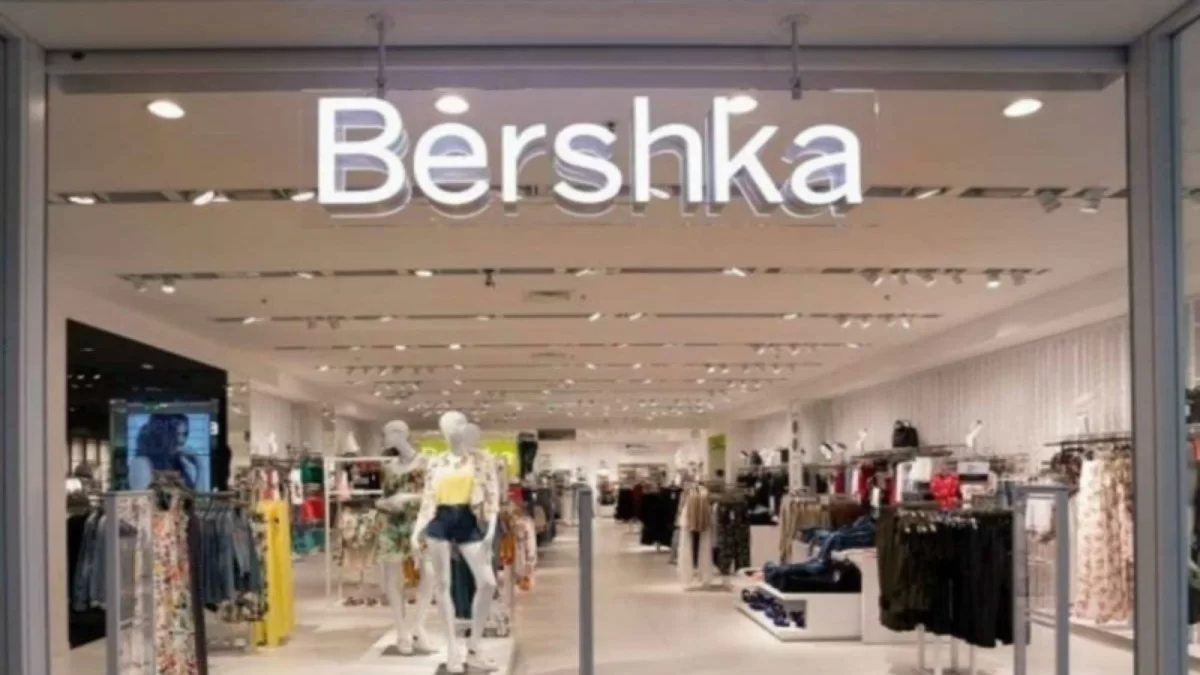 Ξεπουλάει στο λεπτό η μακρυμάνικη ασύμμετρη μπλούζα από τα Bershka - Βγαίνει σε τρία χρώματα