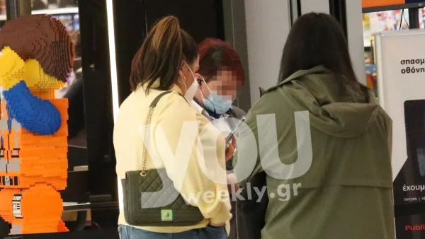 Με πιασμένα μαλλιά και χωρίς μακιγιάζ - Η casual εμφάνιση της Δανάης Μπάρκα σε εμπορικό κέντρο