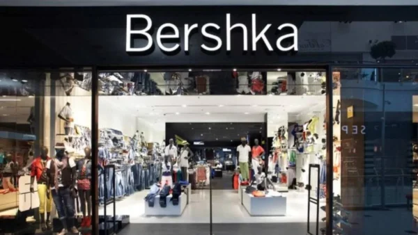 Έπεσε στα 18 ευρώ - Το τζάκετ από τα Bershka που έχει προκαλέσει φρενίτιδα και βγαίνει σε 2 χρώματα