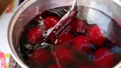 Πάσχα: Το έθιμο γύρω από τα κόκκινα αυγά - Από που έρχεται η ιστορία τους