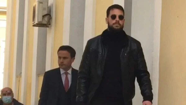 «Νιώθει σταρούμπα στην τοποθεσία ανακρίτρια» - Το twitter κατέκραξε την εμφάνιση του Μάνου στο δικαστήριο