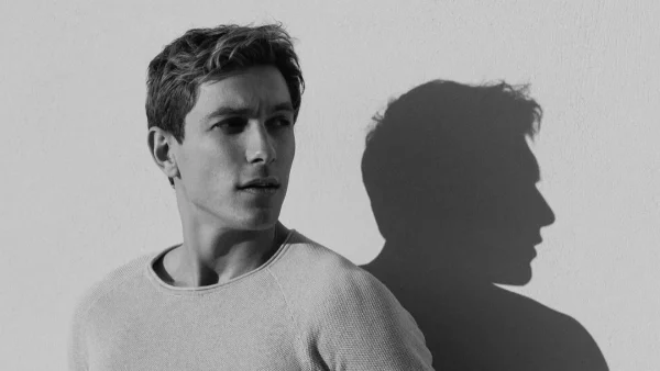 «Ακούω τη γιαγιά μου και από πίσω ακούω σειρήνες πολέμου να ηχούν» - Αποκαλυπτικός ο Έντουαρντ Στεργίου