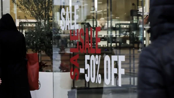 Ξεκινούν οι ενδιάμεσες εκπτώσεις - Αναλυτικά οι ημερομηνίες