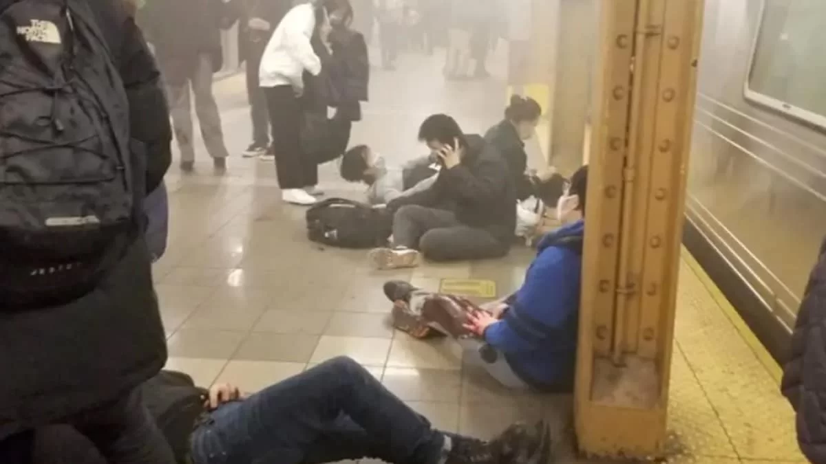 Νέα Υόρκη: Οι πρώτες στιγμές μετά την αιματηρή επίθεση στο μετρό - Σκηνές τρόμου και πανικού