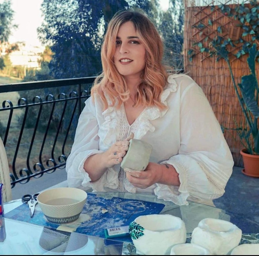 Η Εβελίζα Νικόλιζα στο μπαλκόνι της