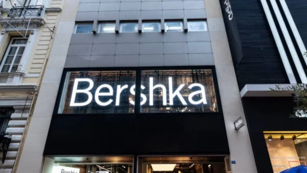 Έχει ξετρελάνει όλες τις γυναίκες η καπιτονέ τσάντα με αλυσίδα από τα Bershka - Βγαίνει σε 4 χρώματα