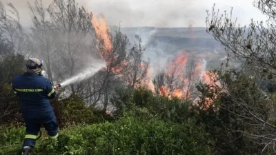 Φωτιά στο Ξυλόκαστρο - Επιχειρούν ισχυρές δυνάμεις της Πυροσβεστικής
