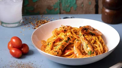 Έτοιμη σε μόλις 15 λεπτά - Εύκολη και γρήγορη γαριδομακαρονάδα από την Αργυρώ Μπαρμπαρίγου