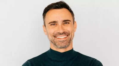 Γιώργος Καπουτζίδης: Χαμογελά ξανά μετά το ατύχημα - Με πατερίτσες και γύψο στην παρουσίαση της νέας του σειράς