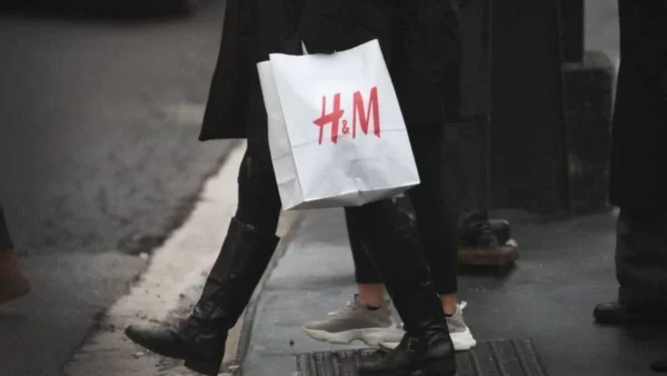 Έχει κάνει θραύση το σακάκι από τα H&M - Βγαίνει σε δύο χρώματα