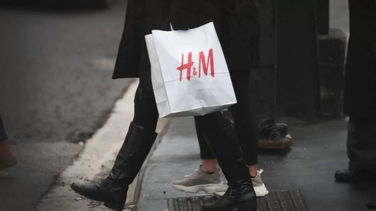 Έχει κάνει θραύση το σακάκι από τα H&M - Βγαίνει σε δύο χρώματα