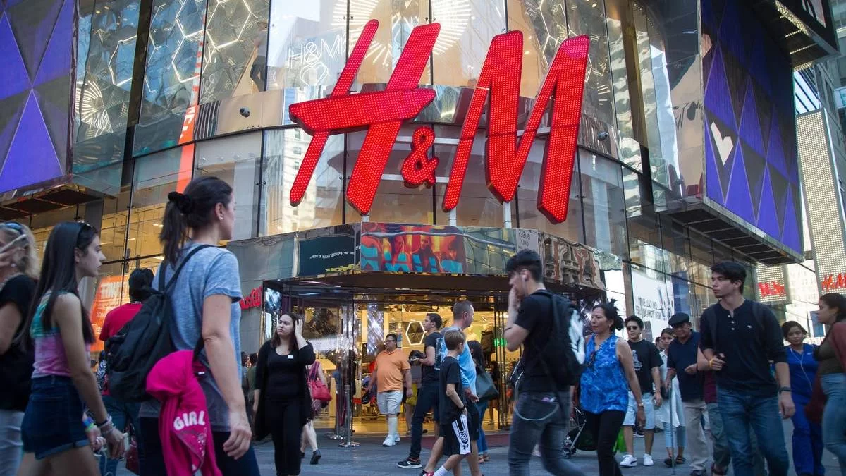 "Ουρές" στα H&M για αυτή τη φούστα - Έχει σκίσιμο και δέσιμο στη μέση