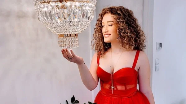 Αποχαιρέτησε τις ξανθιές της μπούκλες - Η ριζική αλλαγή στα μαλλιά της Ιλάειρα Ζήση