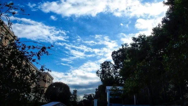 Καιρός 4/4: Αραιές νεφώσεις κατά τόπους πυκνές στα... - Που θα φτάσει η θερμοκρασία