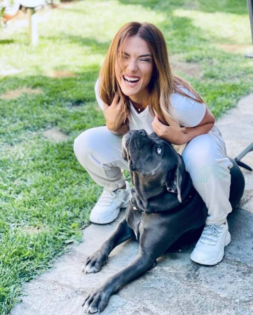 Η Βάσω Λασκαράκη παίζει με τον σκύλο της