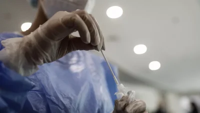 Κορωνοϊός: Ανατροπή με τις μάσκες – «Ίσως παραμείνουν στους εσωτερικούς χώρους»