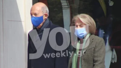 Κώστας Σημίτης: Σπάνια έξοδος με την σύζυγό του, Δάφνη στο κέντρο της Αθήνας