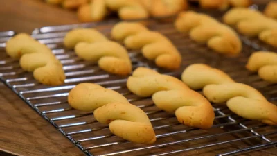 Θα μυρίσει όλο το σπίτι με τα πιο λαχταριστά κουλουράκια λεμονιού με μαστίχα από την Αργυρώ Μπαρμπαρίγου