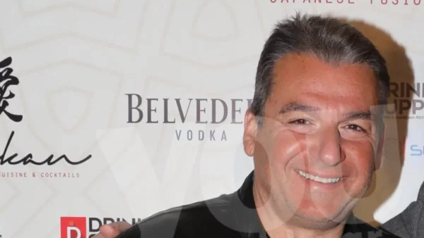 Με καπέλο στην παραλία ο Λιάγκας - Βουτιές και παιχνίδια στη θάλασσα με τους γιους του