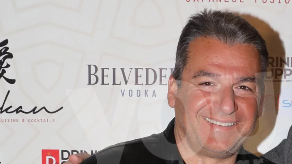 Με καπέλο στην παραλία ο Λιάγκας - Βουτιές και παιχνίδια στη θάλασσα με τους γιους του