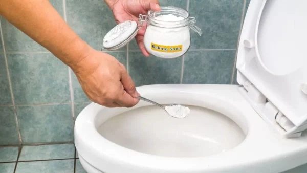 Καθαρίστε το πουρί από την λεκάνη με μαγειρική σόδα και λεμόνι - Κάντε την σαν καινούρια