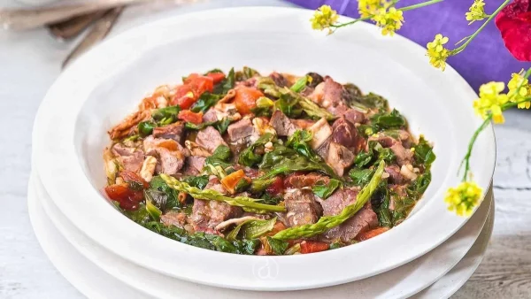 Πεντανόστιμη κοκκινιστή μαγειρίτσα για το Πάσχα από την Αργυρώ Μπαρμπαρίγου - Είναι το κάτι άλλο