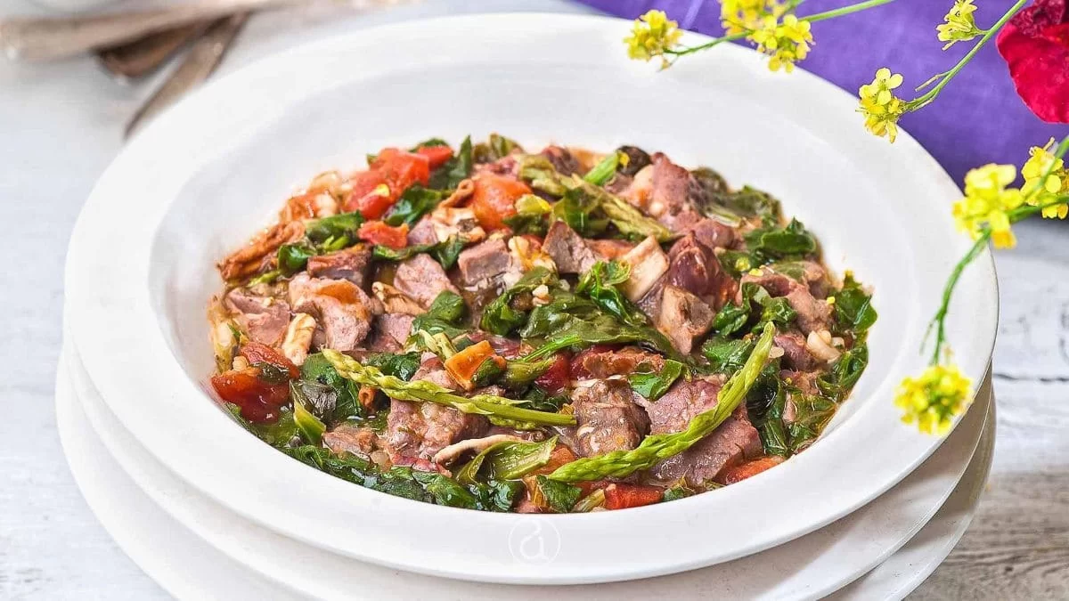 Πεντανόστιμη κοκκινιστή μαγειρίτσα για το Πάσχα από την Αργυρώ Μπαρμπαρίγου - Είναι το κάτι άλλο