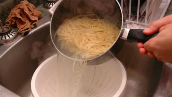Μεγάλο λάθος: Σταματήστε να σουρώνετε τα μακαρόνια στον νεροχύτη γιατί...
