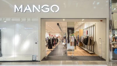 Έχει ξετρελάνει τις γυναίκες η μίνι φούστα σατέν από τα Mango - Βγαίνει σε δύο χρώματα