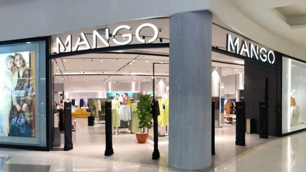 "Φωτιά" στα ταμεία των Mango με το μαύρο φόρεμα με ζάρες και άνοιγμα στην μέση