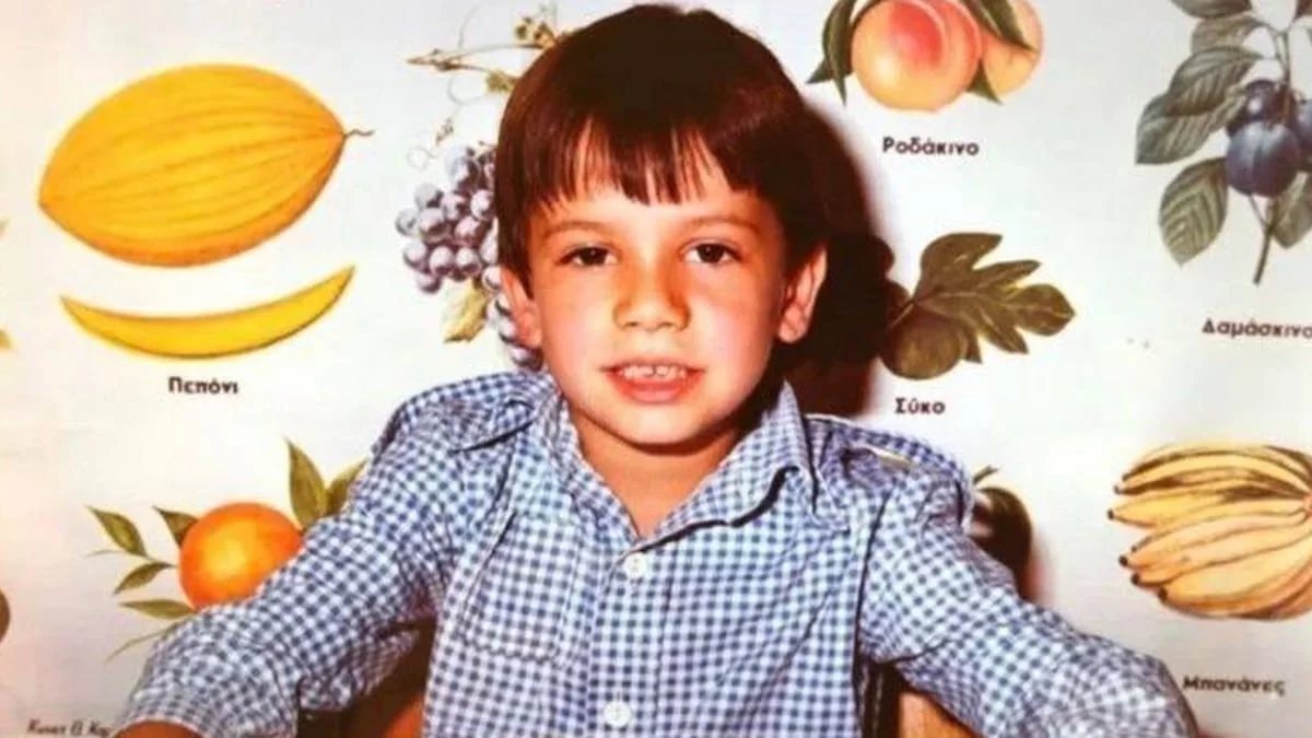 Insta Poll: Ποιος γνωστός τραγουδιστής είναι το αγοράκι της φωτογραφίας