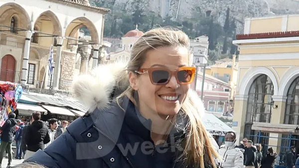 Με φόρμα και εντελώς άβαφη η Μαριέττα Χρουσαλά στο Μοναστηράκι - Σπάνια εμφάνιση με τα παιδιά της