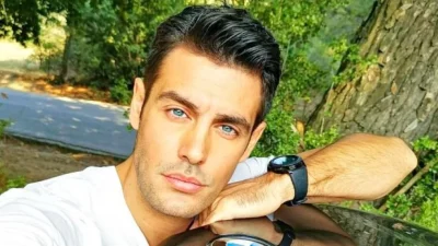 Είναι κούκλος και παίζει στις Άγριες Μέλισσες - Αυτός είναι ο αδερφός του Κώστα Μαρτάκη