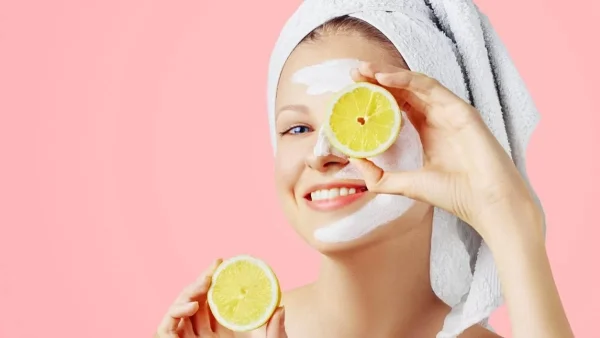 Με λεμόνι και γιαούρτι η σπιτική μάσκα που θα σε δείχνει 15 χρόνια μικρότερη - Είναι θαυματουργή