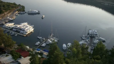 Κι όμως δεν είναι η Μύκονος: Το ελληνικό νησί που λατρεύουν οι πλουσιότεροι του κόσμου για τις διακοπές τους