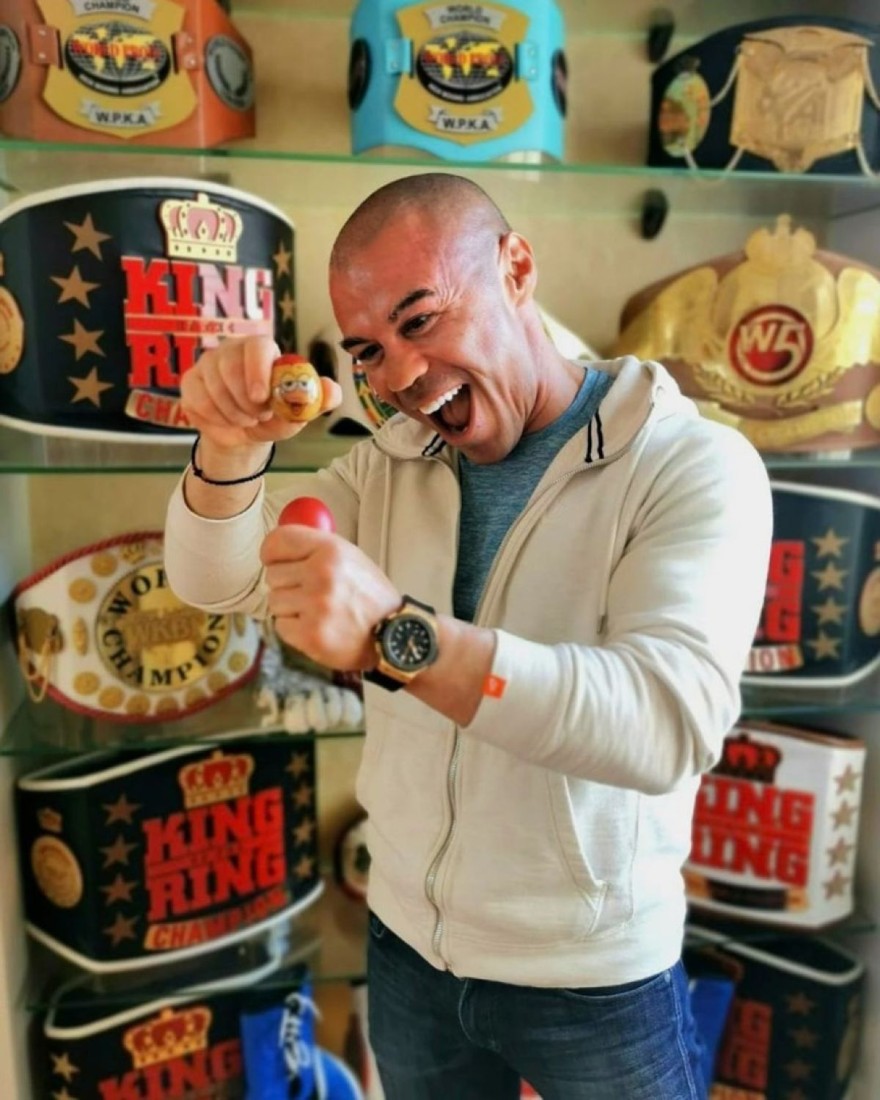 Ο Μιχάλης Ζαμπίδης μπροστά από τα έπαθλά του