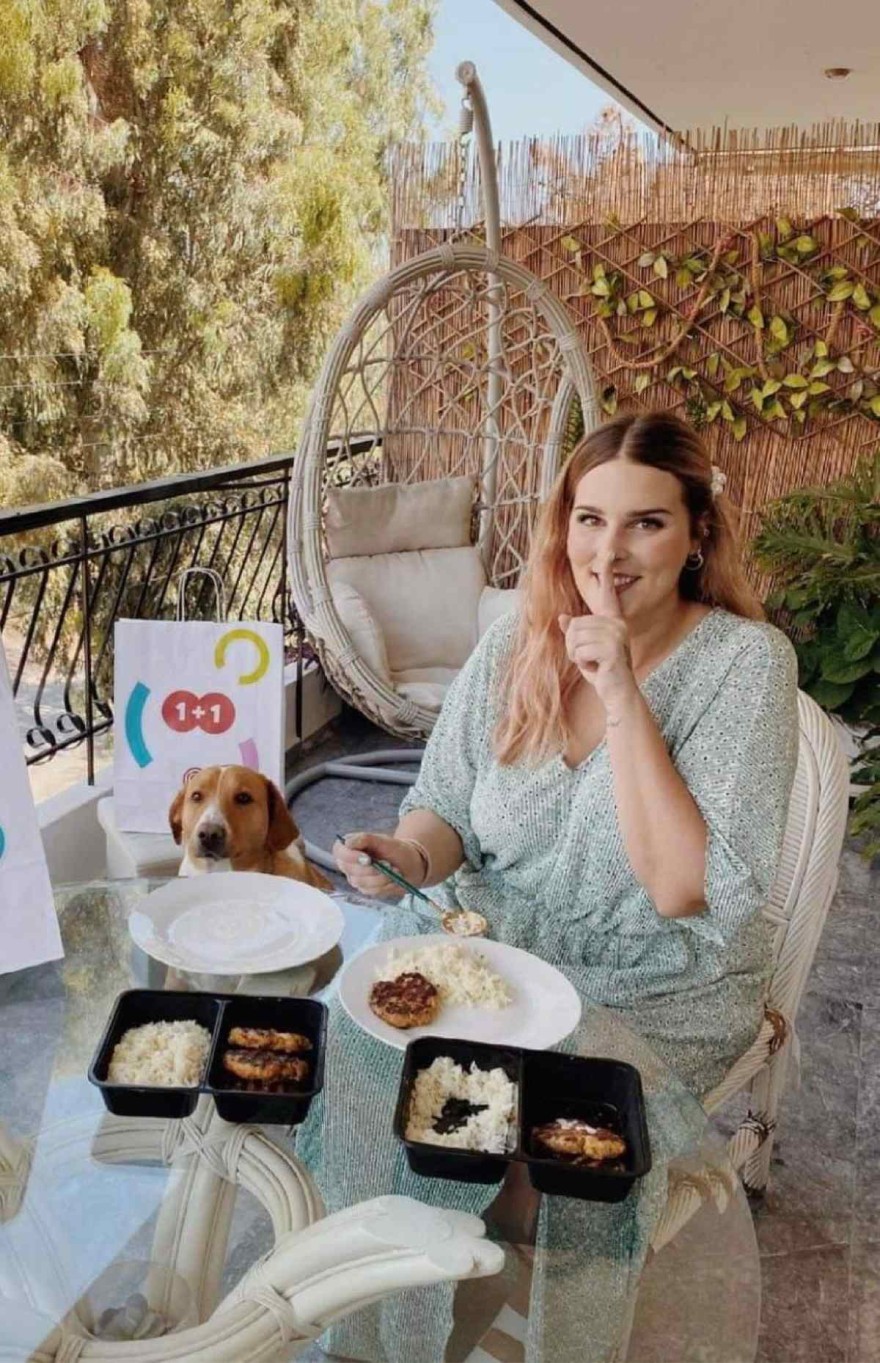 Η Εβελίνα Νικόλιζα στο μπαλκόνι της