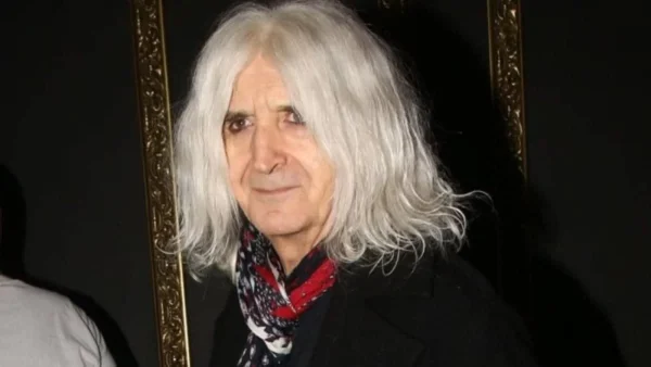 Πατέρας για τρίτη φορά ο Νίκος Καρβέλας στα 70 του - Γέννησε η 32χρονη σύντροφος του