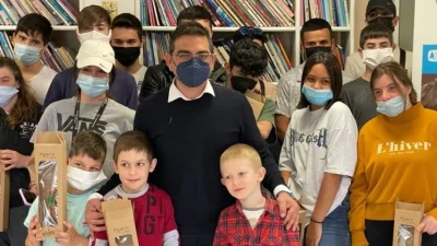 Πάσχα: Κίνηση αγάπης από το Μέγαρο Μαξίμου - Λαμπάδες για τα Παιδικά χωριά SOS