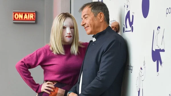 Η Ιωάννα Παλιοσπύρου δείχνει για πρώτη φορά το πρόσωπό της χωρίς τη μάσκα