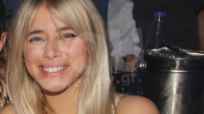 Με λευκό μίνι φόρεμα στα μπουζούκια η κόρη της Πάολα - Μεγάλωσε πολύ η Παολίνα Ζογλοπίτη