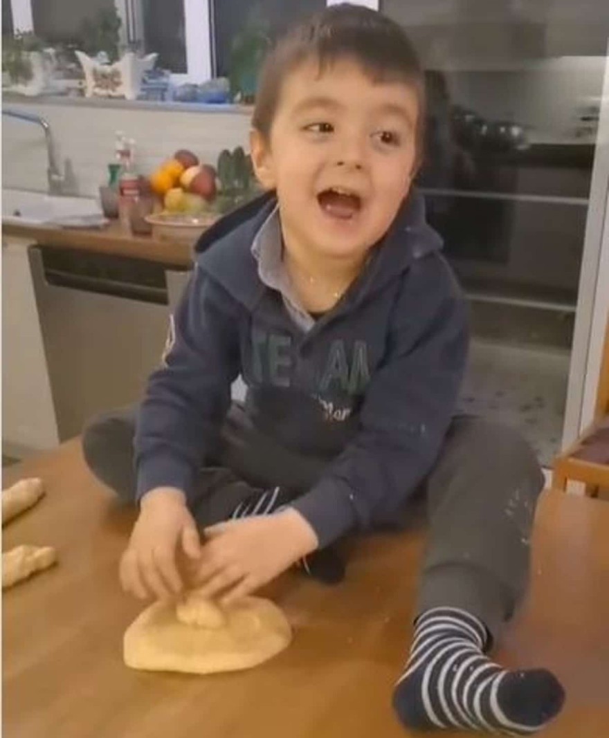 Ο γιος του Παπαγιάννη φτιάχνει τσουρέκι